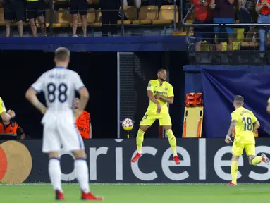 Pemain Villarreal Arnaut Danjuma (tengah) melakukan selebrasi usai mencetak gol ke gawang Atalanta pada pertandingan Grup F Liga Champions di Villarreal, Spanyol, Selasa (14/9/2021). Pertandingan berakhir imbang 2-2. (AP Photo/Alberto Saiz)