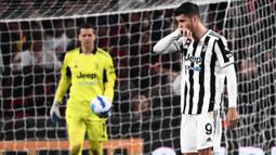 Sementara mampu membalas melalui gol yang dilesakkan oleh Albert Gudmunsson dan gol penalti Domenico Criscito. (AFP/Marco Bertorello)