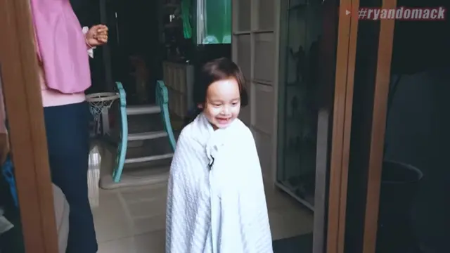 6 Momen Donny Michael dan Aryani Fitriana Cukur Rambut Isco, Seru Banget
