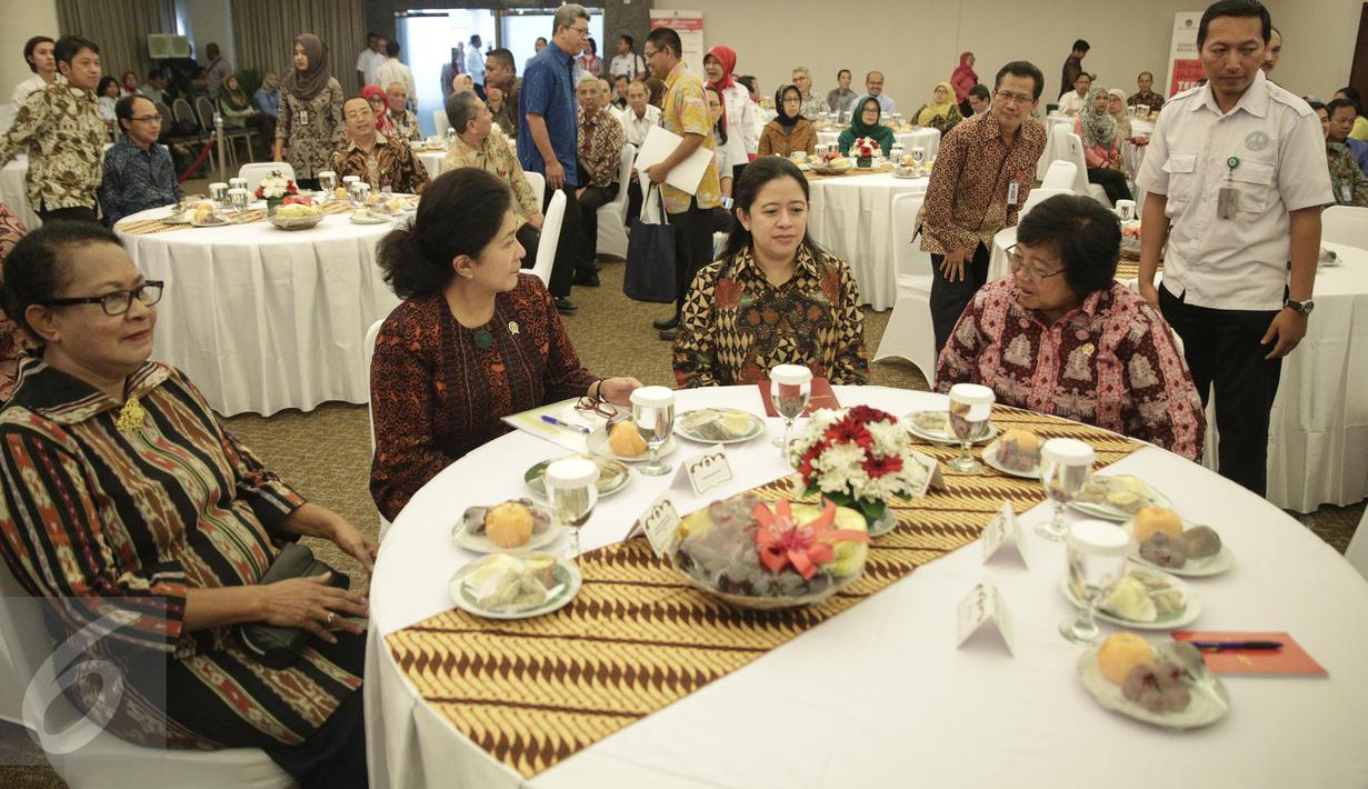 Puan Maharani berbincang dengan sejumlah menteri saat acara penyerahan secara simbolis Alat ukur  tekanan darah di Jakarta, Rabu (22/2). Dalam acara ini pemerintah berkomitmen untuk menyukseskan Gerakan Masyarakat Hidup Sehat. (Liputan6.com/Faizal Fanani)