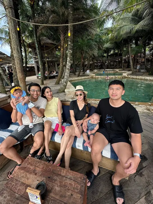 Momen liburan sambil momong anak Nikita Willy makin diramaikan berkat keberadaan Winona Willy dan Galih Baghaskara. Mereka terlihat kompak bak double date namun sudah menggendong anak. (Liputan6.com/IG/@nikitawillyofficial94).