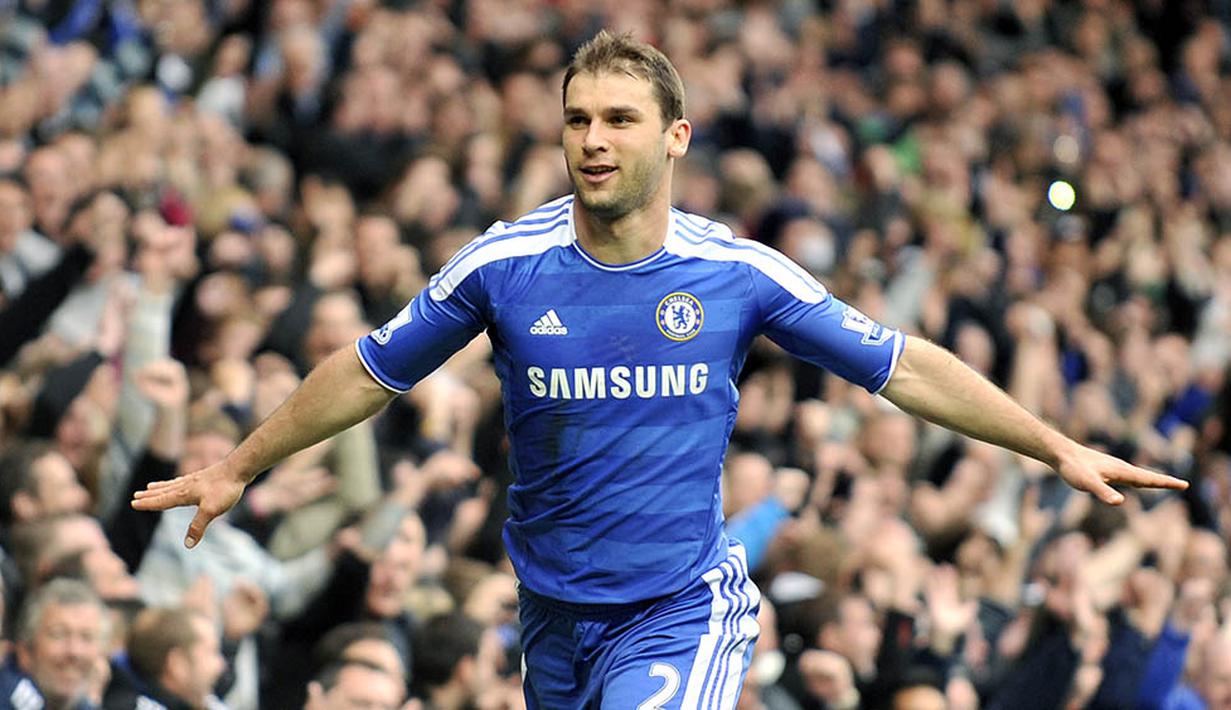 1. Branislav Ivanovic, Chelsea, awalnya berposisi sebagai bek tengah, namun kemampuannya menggiring bola membuat dirinya kini pindah posisi menjadi bek kanan. (EPA/Andy Rain) 