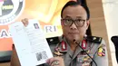 Karopenmas Mabes Polri, Brigjen Dedi Prasetyo menunjukkan data diri terduga teroris yang sudah dilumpuhkan saat rilis di Jakarta, Senin (6/5/2019). Sebelumnya, Densus 88/Anti Teror meringkus tujuh orang kelompok JAD jaringan Lampung dan menyita sejumlah barang bukti (Liputan6.com/Helmi Fithriansyah)