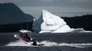 Kapal pariwisata menuju gunung es terapung di King's Point, Newfoundland, Kanada, 5 Juli 2019. Wisata gunung es terapung menyumbang hampir 570 juta dolar Kanada atau sekitar 389 juta euro untuk ekonomi lokal. (Johannes Eisele/AFP)