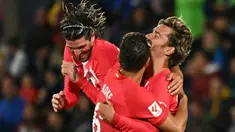 Penyerang Atletico Madrid, Antoine Griezmann (kanan) merayakan gol kedua timnya saat pertandingan sepak bola Liga Spanyol melawan Getafe CF di stadion Coliseum Alfonso Perez, Getafe, 15 Mei 2024. (JAVIER SORIANO/AFP)