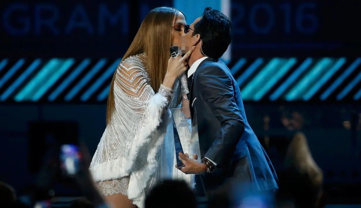 Penyanyi Jennifer Lopez (J-Lo) saat mencium mantan suaminya, Marc Anthony usai memberikan piala penganugerahan Latin Grammy Awards ke-17 dalam kategori "person of the year" pada Anthony, di Las Vegas, Nevada, AS, (17/11). (REUTERS/Mario Anzuoni)