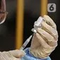 Petugas medis menyiapkan vaksin COVID-19 untuk disuntikkan kepada warga di Vihara Avalokhitesvara, Mangga Besar, Jakarta, Minggu (29/8/2021). Hal ini dilakukan untuk mencapai herd immunity atau kekebalan komunal di wilayah tersebut. (Liputan6.com/Herman Zakharia)