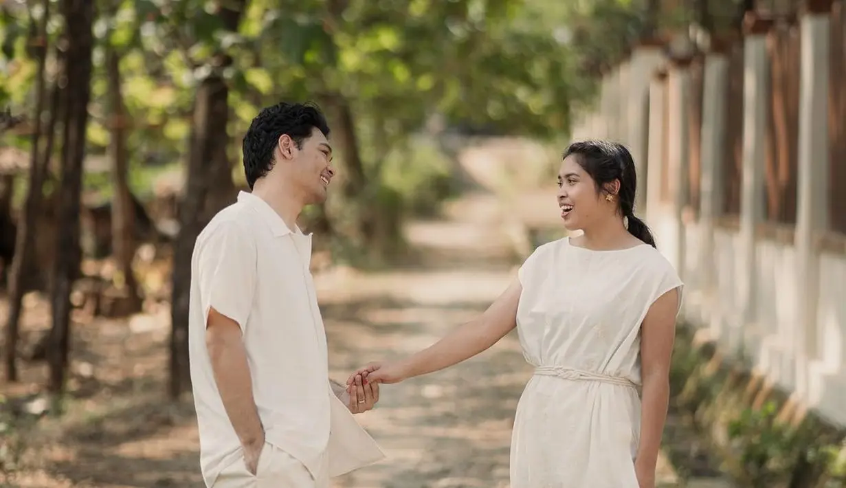 Keduanya tetap terlihat mesra dan saling melengkapi satu sama lain. [Instagram @mikha97]