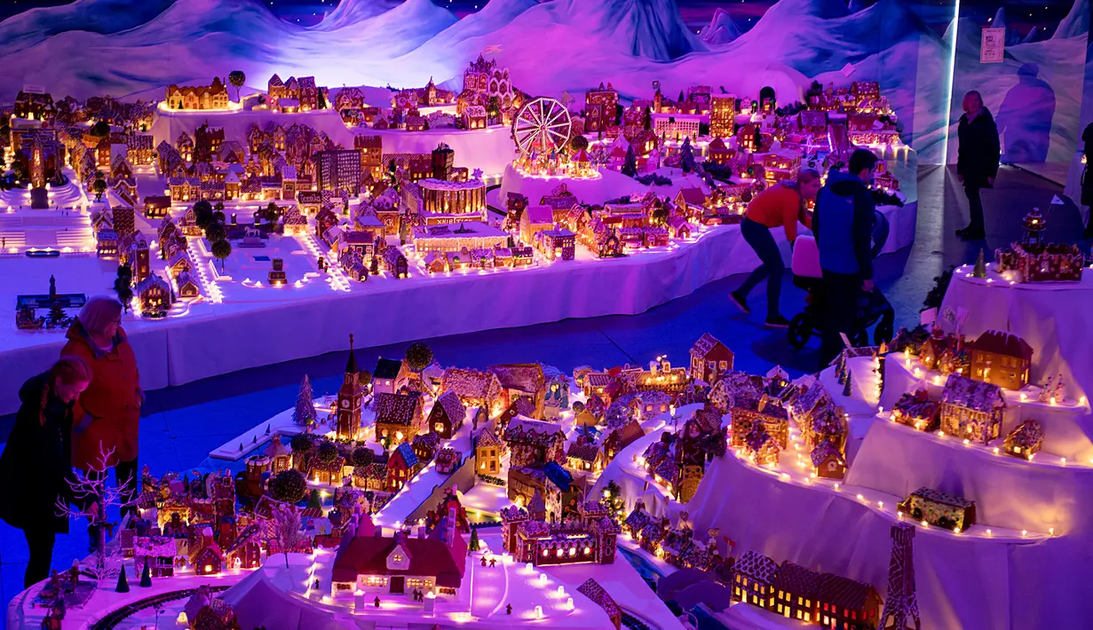 Pemandangan pameran desa jahe di Bergen, Norwegia pada 18 November 2019. Pameran tahunan yang populer ini menampilkan ratusan rumah dan struktur lainnya dari kue jahe yang identik dengan perayaan Natal. (Marit Hommedal/NTB scanpix via AP)