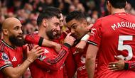 Skuad Manchester United merayakan gol yang dicetak Casemiro seusai memanfaatkan umpan Bruno Fernandes saat melawan Aston Villa dalam lanjutan Liga Inggris 2025/2026 di Old Trafford, Minggu (15/3/2026) malam WIB. (Oli SCARFF / AFP)