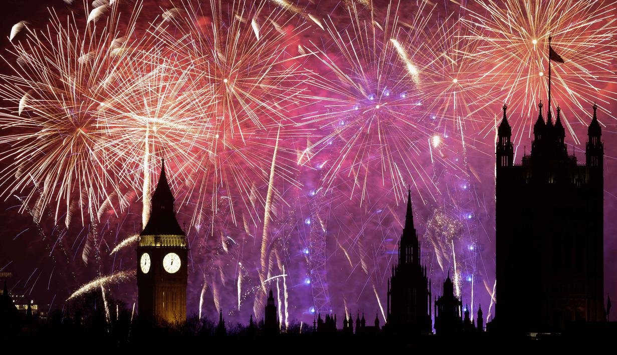 Kembang api meledak di langit untuk menyambut Tahun Baru di sekitar London Eye dan Menara Elizabeth atau yang biasa dikenal dengan nama "Big Ben", di Istana Westminster, London pada 1 Januari 2026. (Brook Mitchell/AFP)