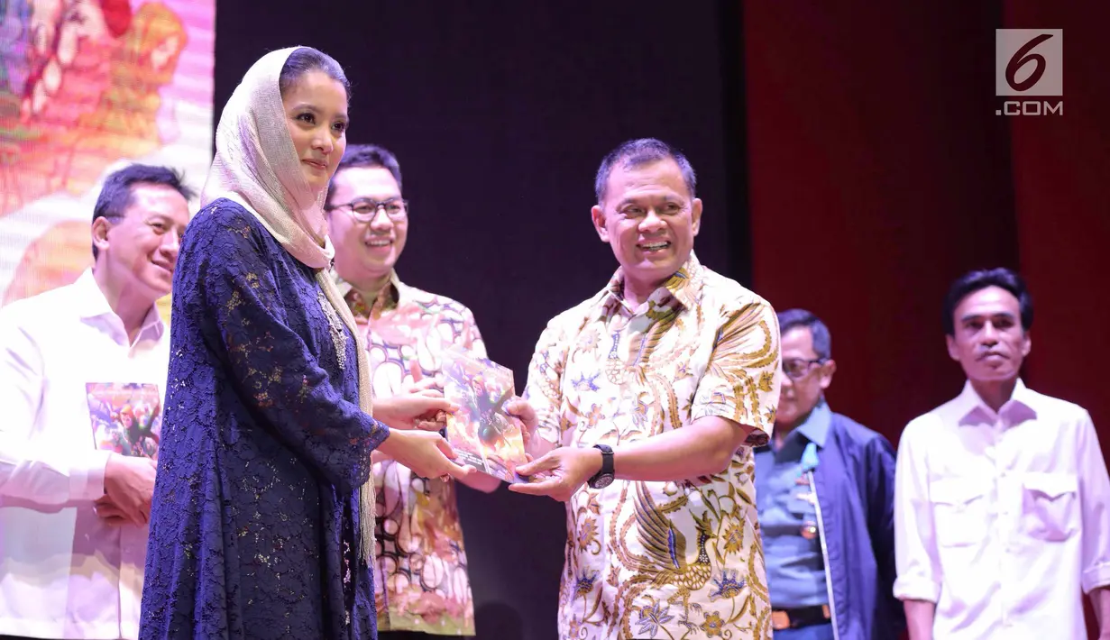 Artis dan produser komik Keumalahayati  Marcella Zalianty berfoto bersama Mantan Panglima TNI Gatot Nurmantyo sambil menunjukkan poster komik Keumalahayati saat peluncuran di Jakarta, Senin (21/5). (Liputan6.com/Faizal Fanani)