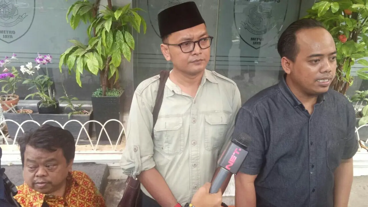 Pelapor akun Jonru Ginting, Muanas Alaidid, kembali mendatangi Polda Metro bersama 2 saksi
