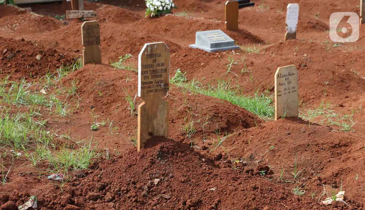Sebuah makam dengan nisan satire bertuliskan Indonesia Bin Terserah Kalian di TPU Jombang, Tangerang Selatan, Rabu (27/5/2020). Tulisan satire tersebut menyindir masyarakat yang tidak mematuhi aturan selama pemberlakuan Pembatasan Sosial Berskala Besar (PSBB). (Liputan6.com/Helmi Fithriansyah)