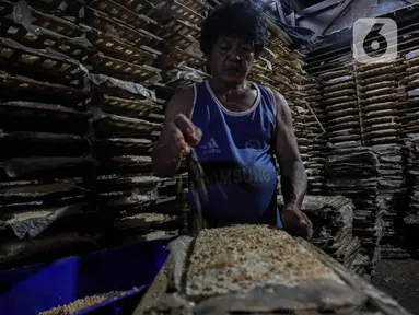 Pekerja tengah memproduksi oncom di industri rumahan kawasan Jakarta, Jumat (17/5/2024). (Liputan6/Angga Yuniar)