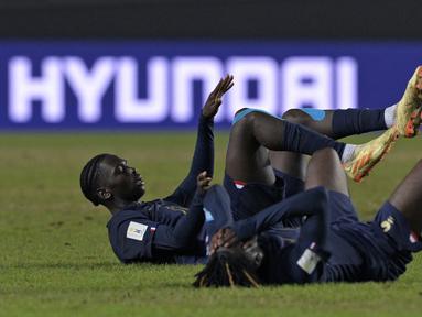 Salah satu tim unggulan di Piala Dunia U-20 2023, Prancis harus tersingkir lebih awal di fase grup meski pada laga terakhir Grup F mampu menang 3-1 atas Honduras di Unico Diego Armando Maradona Stadium, La Plata, Argentina, Senin (29/5/2023) dini hari WIB. Hanya mengemas tiga poin, setelah dua laga sebelumnya kalah dari Korea Selatan dan Gambia, Prancis tidak termausk dalam 4 tim peringkat ketiga terbaik. Alan Virginius dkk hanya menempati peringkat ke-5, kalah selisih gol dari Slovakia dan Tunisia di peringkat ke-3 dan 4. (AFP/Juan Mabromata)