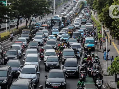 Kendaraan terjebak kemacetan di kawasan Senen, Jakarta, Rabu (29/3/2023). (Liputan6.com/Johan Tallo)