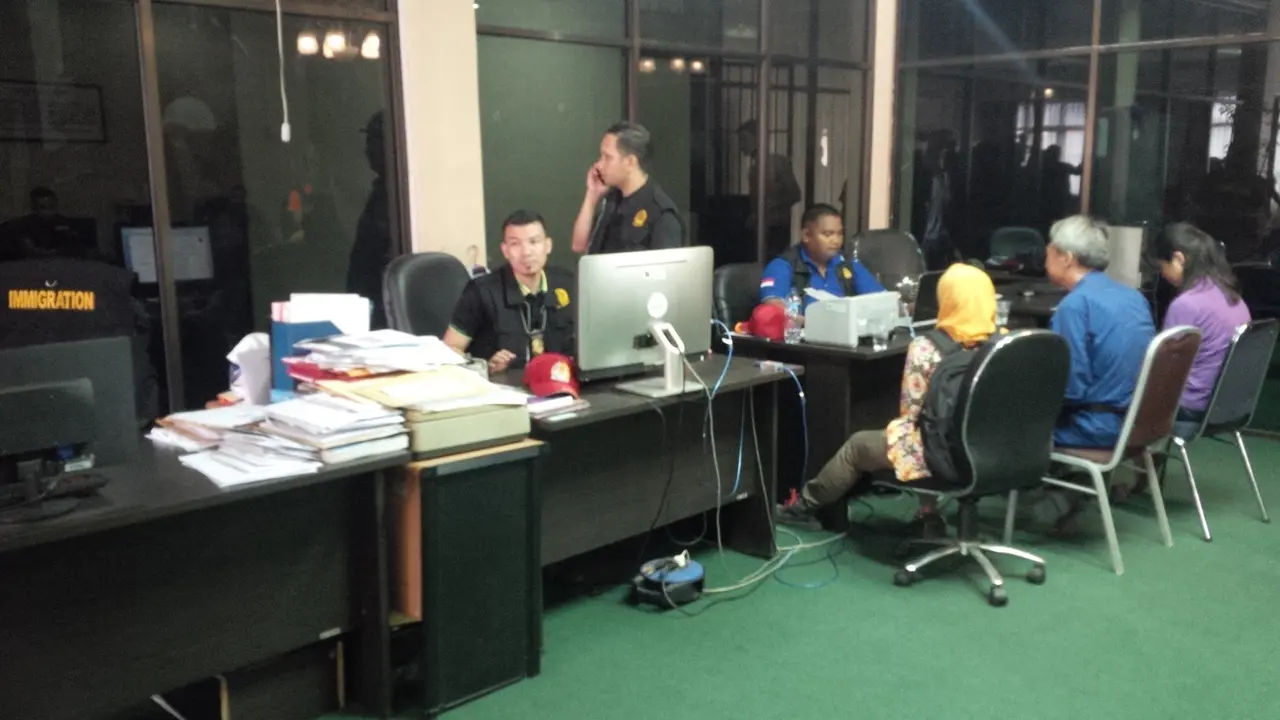 Ulah Bandel Pekerja Asing Ilegal Cari Makan di Indonesia