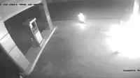 Rekaman CCTV, seorang pria mabuk nekat membakar dispenser pertalite dan premium SPBU paga.(Liputan6.com/ Dionisius Wilibardus)