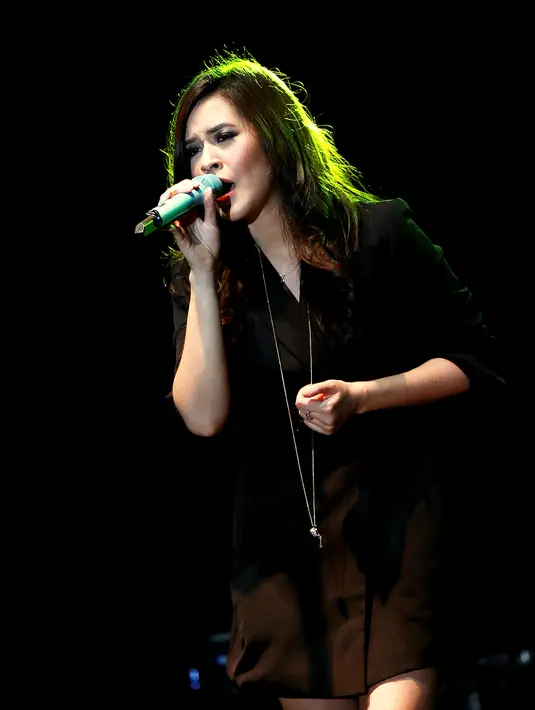 Raisa Andriana saat tampil di Rolling Stone Café, Ampera, Jakarta Selatan, Jumat (7/8/2015), membuka penampilan dengan membawakan lagu ‘Teka-Teki’. Nampaknya penyanyi cantik ini ingin membuat suasana ‘galau’ malam itu. (Wimbarsana/Bintang.com)