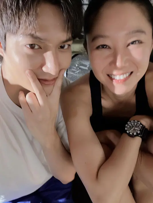 <p>Lee Min Ho bikin heboh pencinta drama saat mengunggah foto-foto bareng aktris cantik yang juga seniornya, Gong Hyo Jin. (Instagram/actorleeminho)</p>