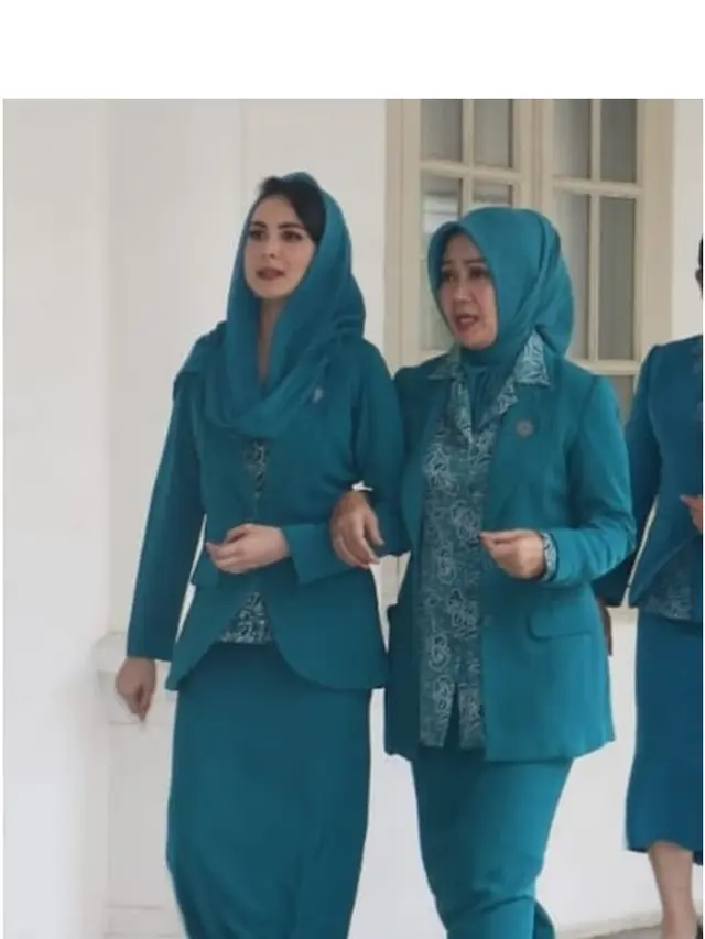 6 Potret Gaya Arumi Bachsin saat Lakukan Kunjungan Kerja, Tetap Memesona