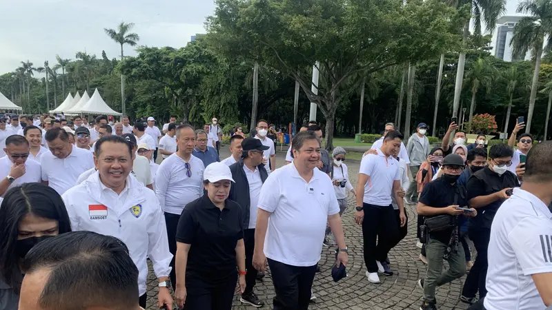 Ketua DPP PDIP Puan menemui Ketua Umum Partai Golkar Airlangga Hartarto di kawasan Monas untuk jalan sehat bersama.