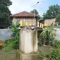 Penampakan jembatan ambruk di wilayah kampung religi Kota Cirebon. Foto (Liputan6.com / Panji Prayitno)