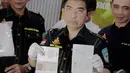Petugas memperlihatkan identitas dari para tersangka yang berhasil diringkus, Jakarta, Senin (22/12/2014). (Liputan6.com/Faizal Fanani)