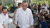 Mendes PDTT, Eko Putro Sandjojo memasuki Gedung KPK, Jakarta, Jumat (14/7). Eko Putro memenuhi panggilan penyidik KPK sebagai saksi kasus suap terhadap pejabat BPK terkait dengan Pemberian Opini WTP di Kemendes PDTT tahun 2016. (Liputan6.com/Helmi Afandi)