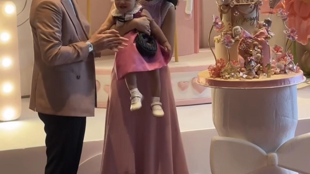 6 Potret Meriah dan Mewah Ulang Tahun Anak Kevin Sanjaya dan Valencia Tanoe ke-1 Bernuansa Pink, Valencia dan Putri Tampil Kompak