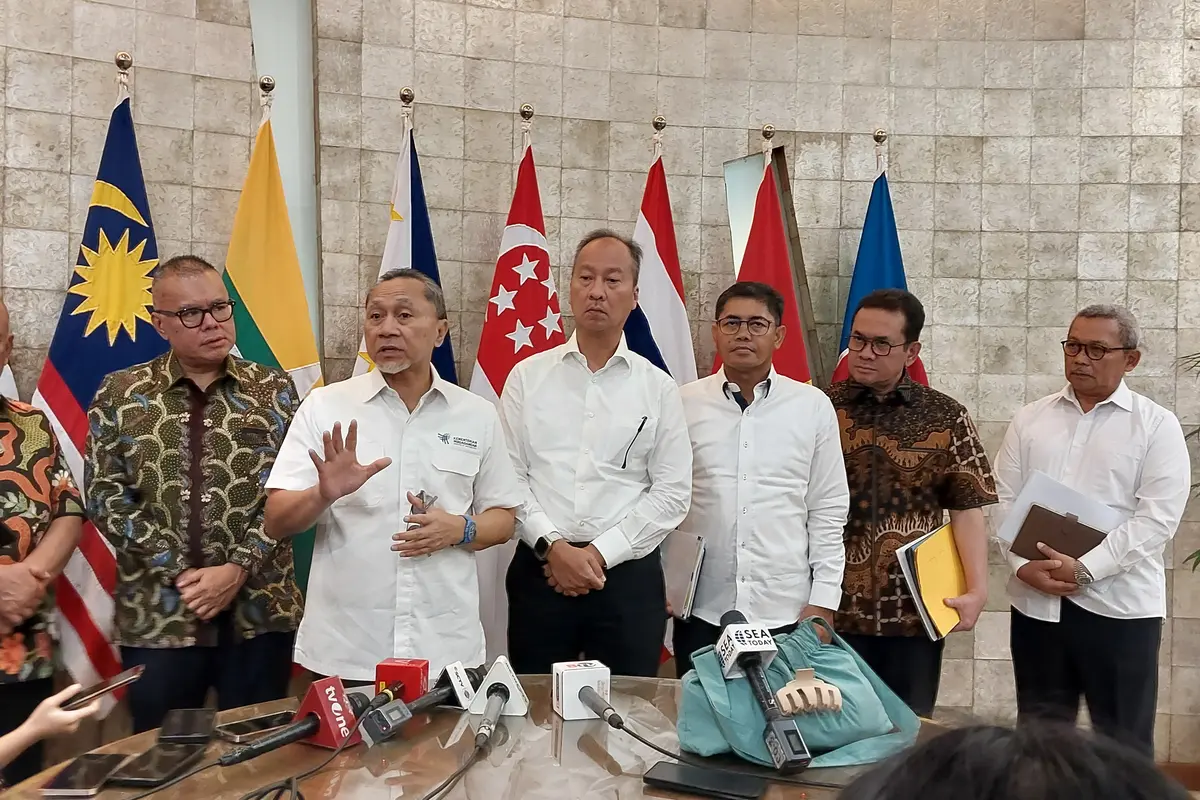 Menteri Perdagangan (Mendag) Zulkifli Hasan bertemu dengan Menteri Perindustrian (Menperin) Agus Gumiwang Kartasasmita di Kantor Kementerian Perdagangan, Jumat (19/7/2024). (Arief/Liputan6.com)
