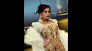 Gaun yang dipakai model cantik kelahiran Malang 12 November 1986 ini merupakan perpaduan apik antara keunikan etnik dan dunia modern, Jakarta, Kamis (1/10/2014) (Liputan6.com/Faisal R Syam) 