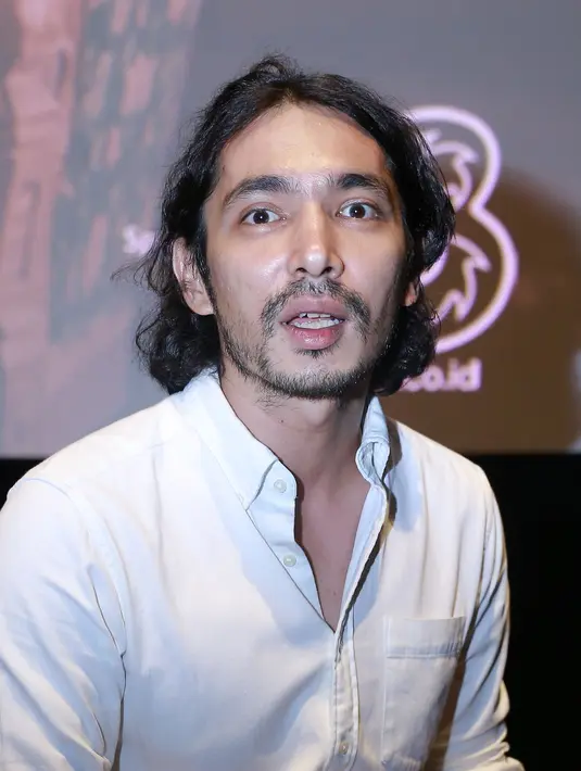 Dalam film Warkop DKI Reborn: Jangkrik Boss!, Abimana berperan sebagai almarhum Dono. Artis kelahiran Jakarta 33 tahun silam itu dipermak menjadi layaknya komedian yang telah meninggal dunia tersebut. (Galih W. Satria/Bintang.com)
