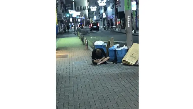 Orang Tidur Sembarangan di Shibuya