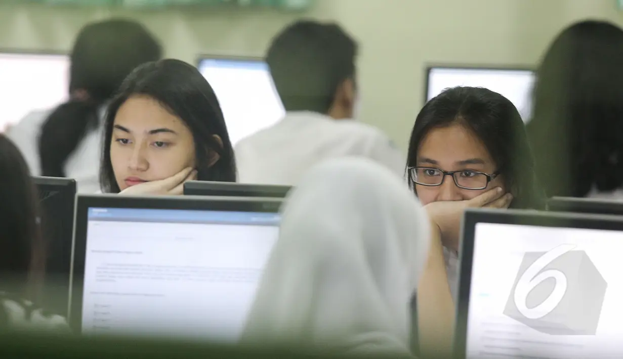 Siswa mengikuti Ujian Nasional (UN) berbasis komputer atau "computer based test" (CBT) di SMA 70 Jakarta, Senin (13/4/2015). Sebanyak 585 sekolah menjadi percontohan untuk menjalankan UN berbasis komputer di seluruh Indonesia. (Liputan6.com/Faizal Fanani)