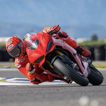 Marc Marquez tampak menjalani latihan di Sirkuit Aspar, Valencia menggunakan motor Ducati Panigale V2. (X/Marc Marquez)