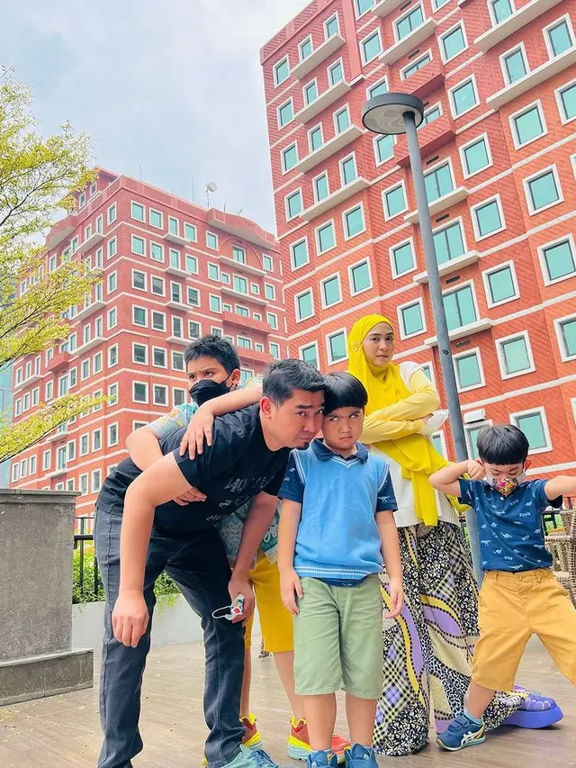 April Jasmine dan Ustaz Solmed momong anak kembar (Instagram/apriljasmine85)