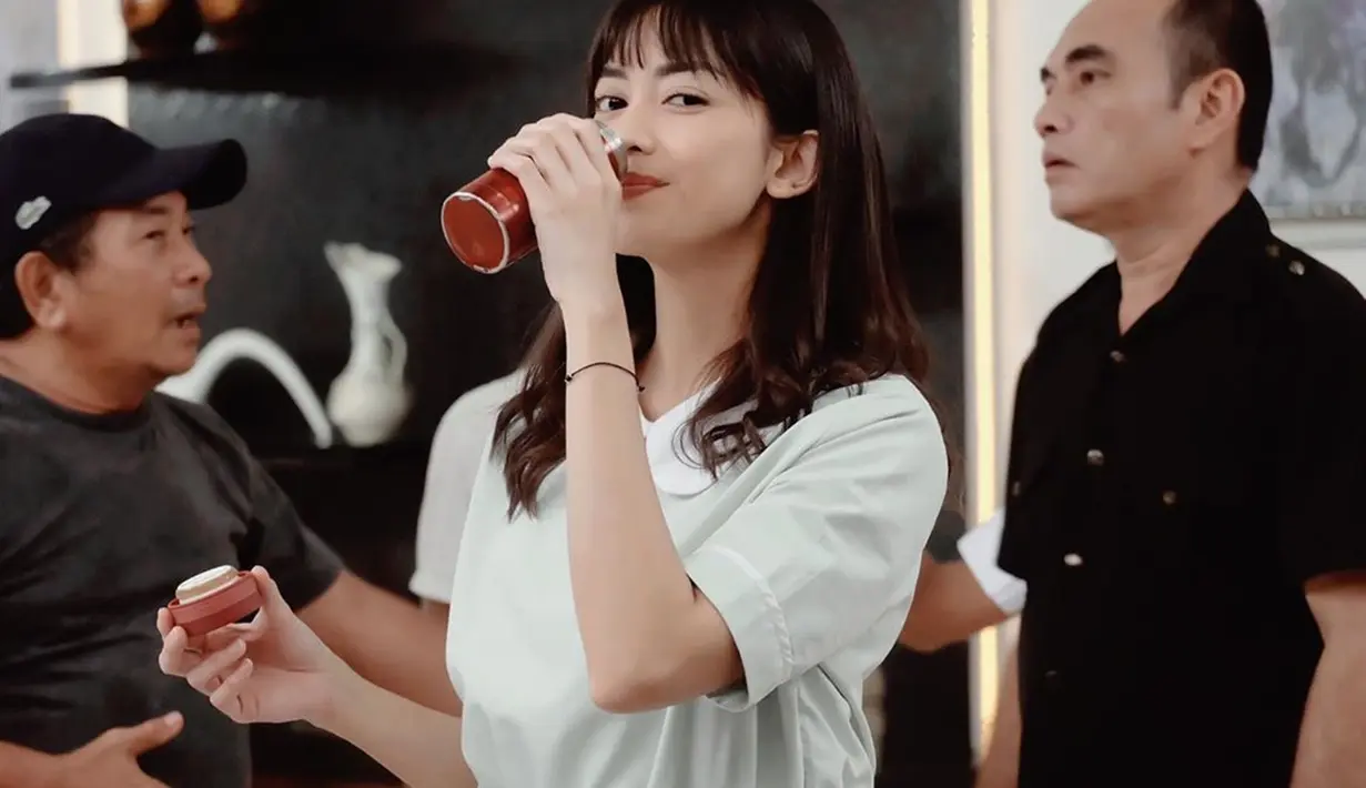 Istri Aldi Bragi ini tampil menawan dengan rambut poninya walaupun hanya menggunakan baju kaus. Posenya menggunakan kaus putih saat minum ini membuatnya terlihat mengagumkan. (Liputan6.com/IG/@ririndwiariyanti)