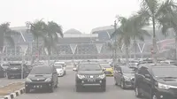 Suasana di parkiran Bandara SSK II Pekanbaru yang diselimuti kabut asap hasil kebakaran hutan dan lahan. (Liputan6.com/M Syukur)