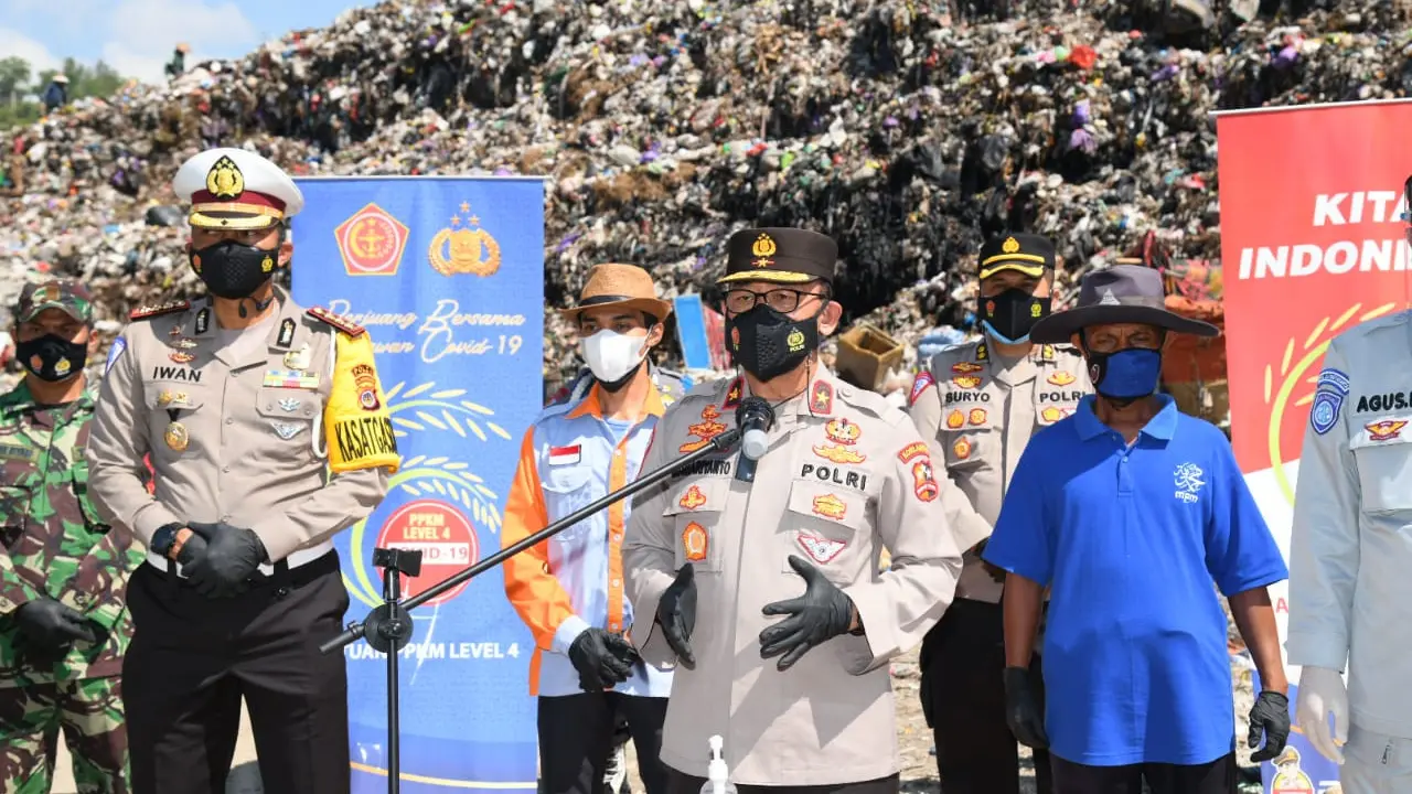 Korlantas Polri menggelar bakti sosial untuk masyarakat terdampak perpanjangan Pemberlakuan Pembatasan Kegiatan Masyarakat atau PPKM Level 4 di Bantul, Yogyakarta. (Istimewa)