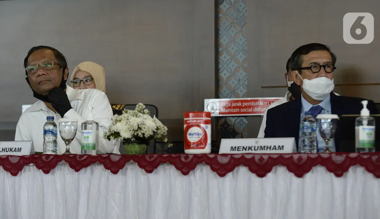 Menko Polhukam Mahfud MD (kiri) dan Menkumham Yasonna H Laoly saat menyampaikan keterangan terkait pemulangan buron Maria Pauline Lumowa di Bandara Soetta, Tangerang, Banten, Kamis (9/7/2020). Maria merupakan pembobol kas BNI Cabang Kebayoran Baru senilai Rp 1,2 triliun. (merdeka.com/Dwi Narwoko)