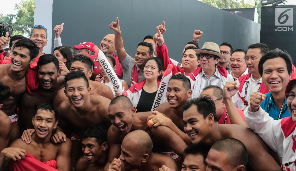 Menpora Imam Nahrawi, Menkumham Yasonna Laoly, Menko PMK Puan Maharani dan Ketua KOI, Erick Tohir berfoto bersama timnas polo air putra Indonesia usai melawan Filipina di National Aquatic Centre, Kuala Lumpur, Minggu (20/8). (Liputan6.com/Faizal Fanani)