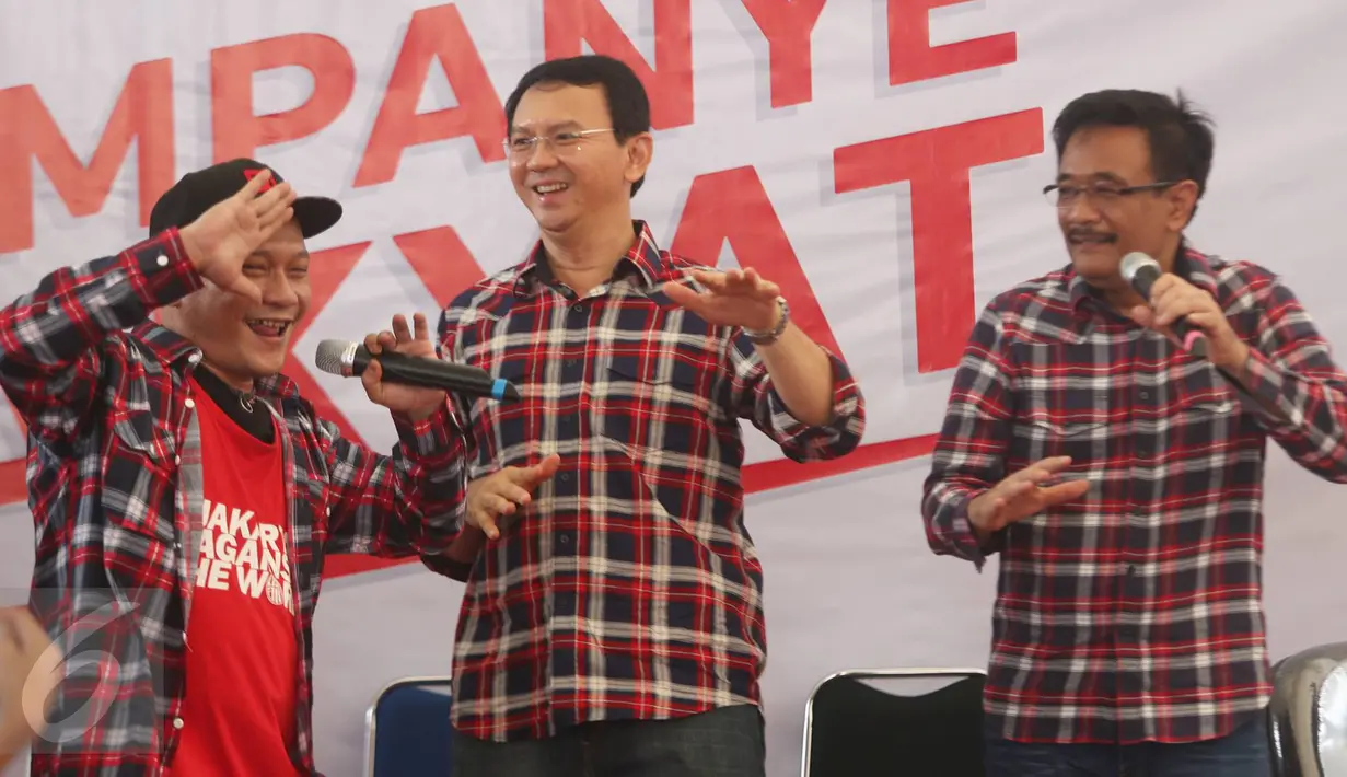Cagub Basuki T Purnama dan Cawagub DKI Jakarta Djarot Saiful Hidayat berjoget bersama di atas panggung diiringi musik penyanyi rap Iwa K di Rumah Lembang, Jakarta, Senin (28/11). (Liputan6.com/Immanuel Antonius)