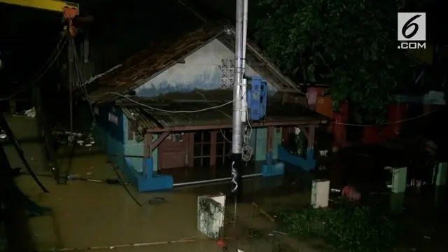 Permukiman warga di Kampung Pulo Jakarta timur rabu dini hari, kembali terendam banjir setinggi satu setengah meter.