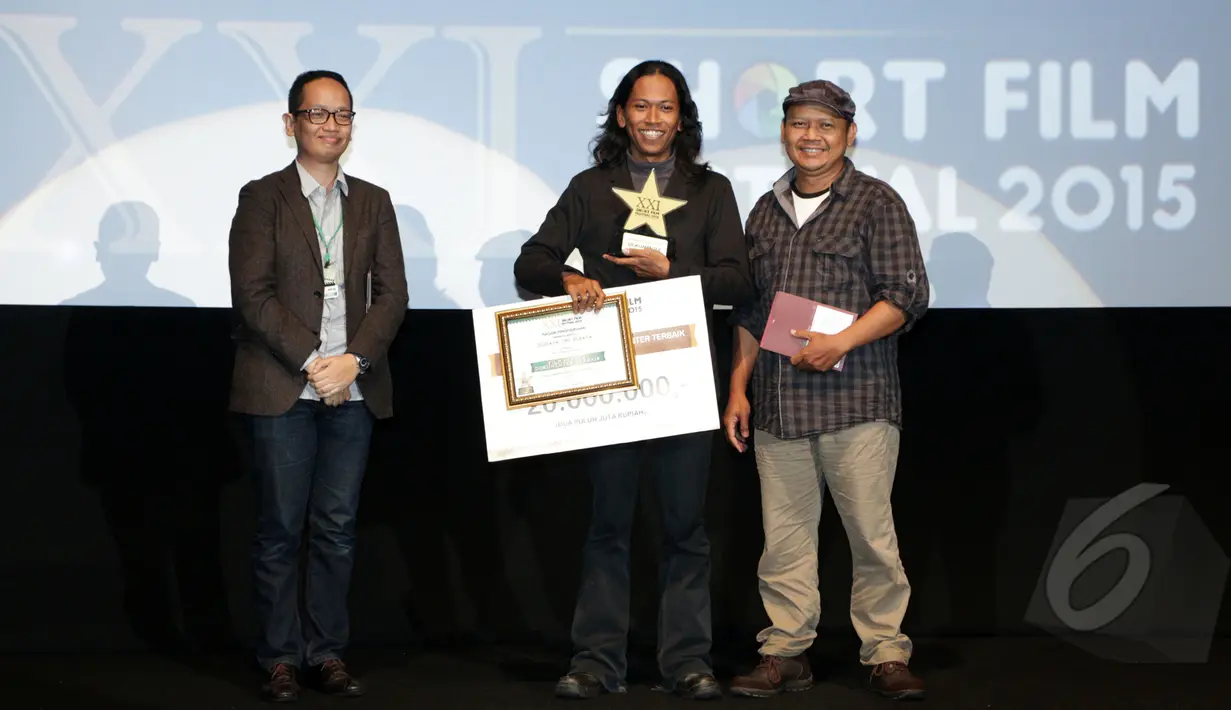 Senyum bahagia para pemenang XXI Short Film Festival 2015 di Epicentrum XXI, Kuningan, Jakarta, Minggu (22/3/2015).(Liputan6.com/Yoppy Renato)