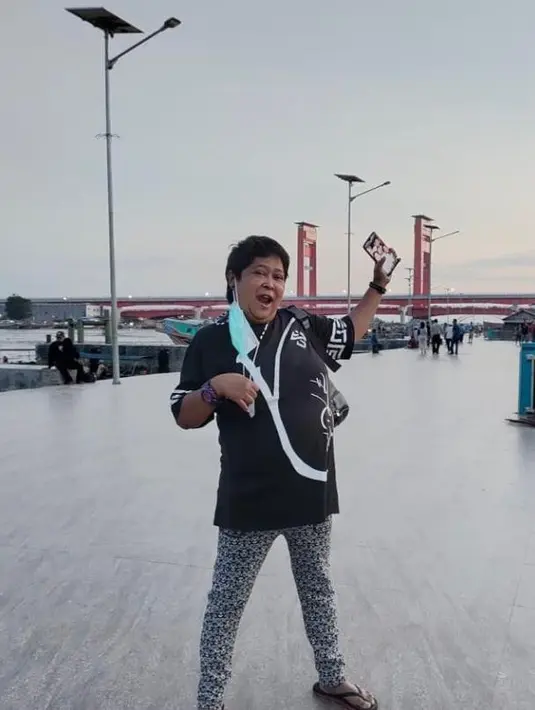 <p>Tampil santai, Suti memadukan t-shirt hitam dan celana legging nuansa monokrom (Instagram/sutykarno).</p>