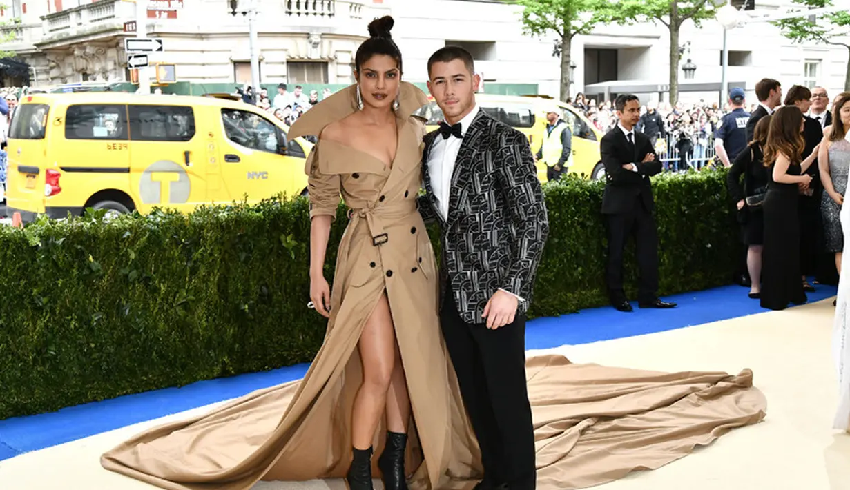 Priyanka Chopra dan Nick Jonas pun berbeda usia 10 tahun. (REX/Shutterstock/HollywoodLife)
