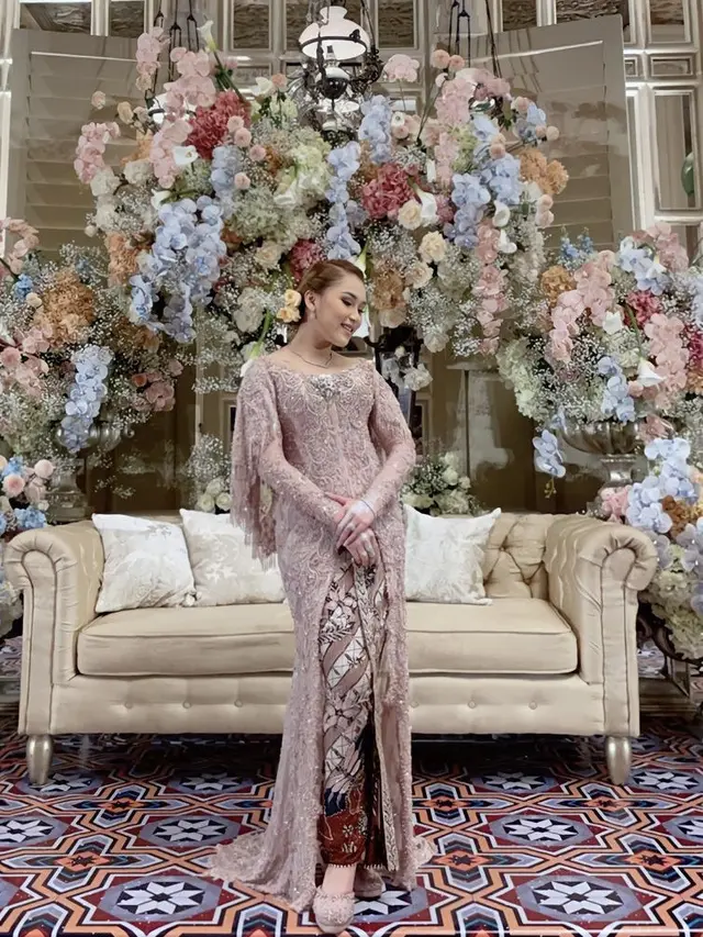 Potret Ayu Ting Ting Kenakan Kebaya Berbagi Warna Lengkap dengan Gaya Rambutnya Bisa Jadi Inspirasi/dok. @ayutingting92