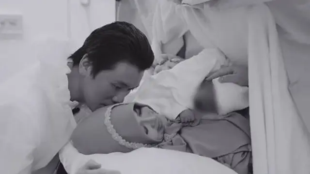 Ditemani Reino Barack, 7 Momen Syahrini Melahirkan Anak Pertama di Singapura